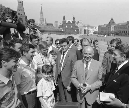 Moscow, USSR. President of the United States of America Ronald Reagan and General Secretary of the CPSU Central Committee Mikhail Gorbachev (R-L front) have a walk around Red Square. Yuri Lizunov, Alexander Chumichev TASS  16502590
