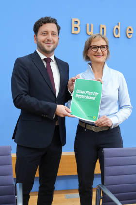 Bundespressekonferenz, Vorstellung des Gruenen Leitantrages - Unser Plan für Deutschland Felix Banaszak (Gruene) gemeinsam mit Franziska Brantner (Gruene) zeigen die beiden Vorsitzenden die Papierform des Leitantrages bei der Vorstellung des Gruenen Leitantrages - Unser Plan für Deutschland in der Bundespressekonferenz, Berlin, 08.10.2026 Berlin Berlin Deutschland