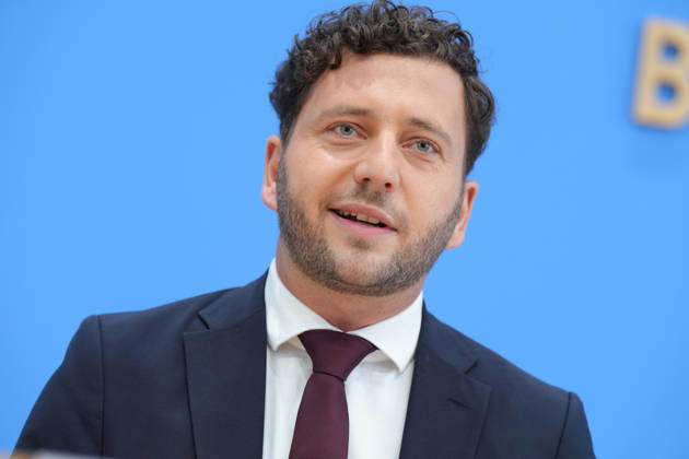Bundespressekonferenz, Vorstellung des Gruenen Leitantrages - Unser Plan für Deutschland Felix Banaszak (Gruene) bei der Vorstellung des Gruenen Leitantrages - Unser Plan für Deutschland in der Bundespressekonferenz, Berlin, 08.10.2026 Berlin Berlin Deutschland