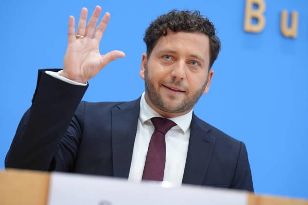 Bundespressekonferenz, Vorstellung des Gruenen Leitantrages - Unser Plan für Deutschland Felix Banaszak (Gruene) bei der Vorstellung des Gruenen Leitantrages - Unser Plan für Deutschland in der Bundespressekonferenz, Berlin, 08.10.2026 Berlin Berlin Deutschland