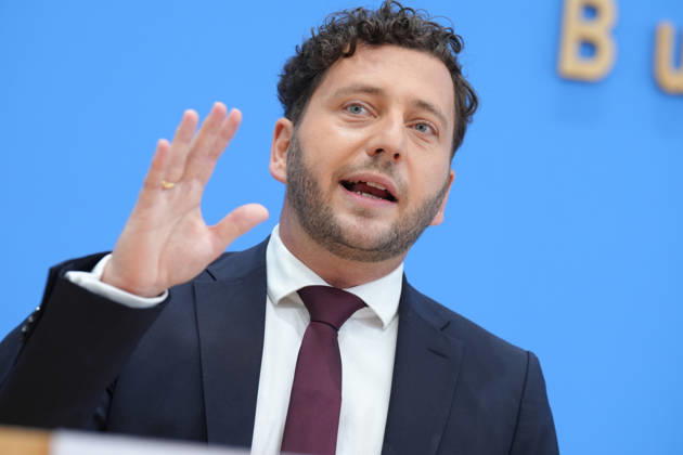 Bundespressekonferenz, Vorstellung des Gruenen Leitantrages - Unser Plan für Deutschland Felix Banaszak (Gruene) bei der Vorstellung des Gruenen Leitantrages - Unser Plan für Deutschland in der Bundespressekonferenz, Berlin, 08.10.2026 Berlin Berlin Deutschland