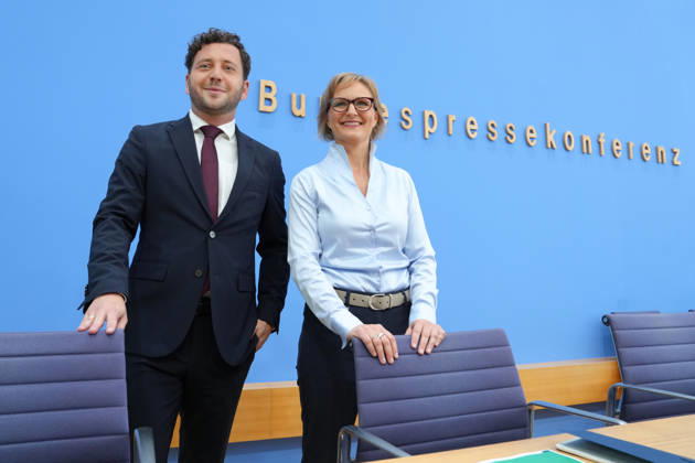 Bundespressekonferenz, Vorstellung des Gruenen Leitantrages - Unser Plan für Deutschland Felix Banaszak (Gruene) gemeinsam mit Franziska Brantner (Gruene) in der Bundespressekonferenz bei der Vorstellung des Gruenen Leitantrages - Unser Plan für Deutschland, Berlin, 08.10.2026 Berlin Berlin Deutschland
