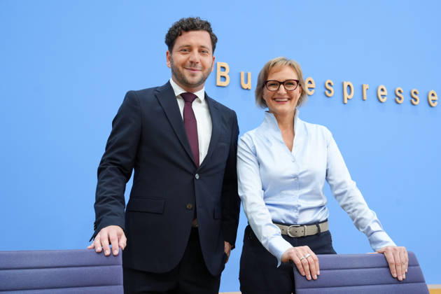 Bundespressekonferenz, Vorstellung des Gruenen Leitantrages - Unser Plan für Deutschland Felix Banaszak (Gruene) gemeinsam mit Franziska Brantner (Gruene) in der Bundespressekonferenz bei der Vorstellung des Gruenen Leitantrages - Unser Plan für Deutschland, Berlin, 08.10.2026 Berlin Berlin Deutschland