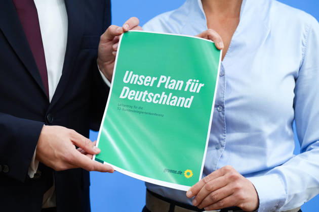Bundespressekonferenz, Vorstellung des Gruenen Leitantrages - Unser Plan für Deutschland Der Leitantrag der Gruenen in Papierform, gehalten durch die beiden Parteivorsitzenden bei der Vorstellung des Gruenen Leitantrages - Unser Plan für Deutschland in der Bundespressekonferenz, Berlin, 08.10.2026 Berlin Berlin Deutschland