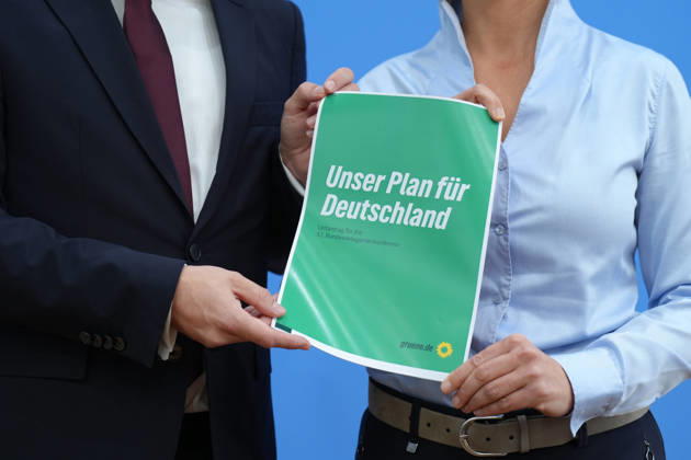 Bundespressekonferenz, Vorstellung des Gruenen Leitantrages - Unser Plan für Deutschland Der Leitantrag der Gruenen in Papierform, gehalten durch die beiden Parteivorsitzenden bei der Vorstellung des Gruenen Leitantrages - Unser Plan für Deutschland in der Bundespressekonferenz, Berlin, 08.10.2026 Berlin Berlin Deutschland