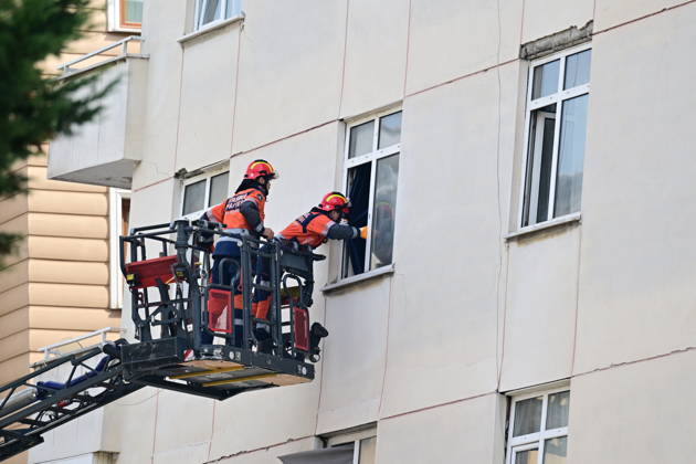 Partial collapse occurs in 7-story building in Istanbul s Maltepe district ISTANBUL, TURKIYE - OCTOBER 8: Search and rescue personnel, including firefighters, AFAD, UMKE, and police teams, operate at the site of a partial building collapse in the Cevizli neighborhood of Maltepe district, Istanbul, Turkiye on October 8, 2026. Trapped residents on the unaffected upper floors were evacuated while emergency teams initiated search and rescue efforts beneath the collapsed lower levels. Ten people were rescued alive from the rubble, while officials confirmed two fatalities as of late morning. Serhat Cagdas Anadolu Istanbul Turkey. Editorial use only. Please get in touch for any other usage. Copyright: x2026xAnadoluxSerhatxCagdasx