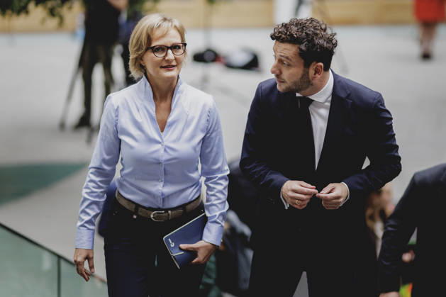 (L-R) Franziska Brantner, Co-Vorsitzende von Buendnis 90 Die Gruenen, und Felix Banaszak, Co-Vorsitzender von Buendnis 90 Die Gruenen, aufgenommen im Rahmen der Pressekonferenz zur Vorstellung des Leitantrages Unser Plan fuer Deutschland Berlin, 08.10.2026. Berlin Deutschland Copyright: xFlorianxGaertnerx