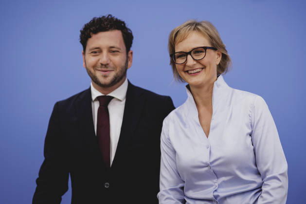 (R-L) Franziska Brantner, Co-Vorsitzende von Buendnis 90 Die Gruenen, und Felix Banaszak, Co-Vorsitzender von Buendnis 90 Die Gruenen, aufgenommen im Rahmen der Pressekonferenz zur Vorstellung des Leitantrages Unser Plan fuer Deutschland Berlin, 08.10.2026. Berlin Deutschland Copyright: xFlorianxGaertnerx