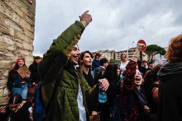 PROTEST BY HIGH SCHOOL AND COLLEGE STUDENTS IN FRONT OF THE UNIVERSITY OF AVIGNON: ACT 4 PHOTO: PQR, LE DAUPHINÉ, Christophe AGOSTINIS, Avignon, October 8, 2026 Avignon, October 8, 2026 High school students’ anger: Act 4 High school and college students gathered in front of the University of Avignon and blocked the entrance. Photo by Christophe Agostinis, Le Dauphiné Libéré. France. Fires have broken out at several schools in France as students protest by blocking access to educational institutions nationwide over school funding and learning conditions. Avignon, Vaucluse, Provence-Alpes-Côte d’Azur, France  Copyright: xPHOTOPQR LExDAUPHINE MAXPPPxChristophexAGOSTINISx 20261008JDL9387 20261008JDL9390
