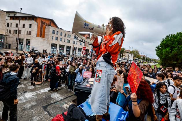 PROTEST BY HIGH SCHOOL AND COLLEGE STUDENTS IN FRONT OF THE UNIVERSITY OF AVIGNON: ACT 4 PHOTO: PQR, LE DAUPHINÉ, Christophe AGOSTINIS, Avignon, October 8, 2026 Avignon, October 8, 2026 High school students’ anger: Act 4 High school and college students gathered in front of the University of Avignon and blocked the entrance. Photo by Christophe Agostinis, Le Dauphiné Libéré. France. Fires have broken out at several schools in France as students protest by blocking access to educational institutions nationwide over school funding and learning conditions. Avignon, Vaucluse, Provence-Alpes-Côte d’Azur, France  Copyright: xPHOTOPQR LExDAUPHINE MAXPPPxChristophexAGOSTINISx 20261008JDL9387 20261008JDL9394
