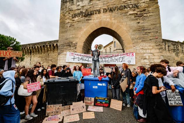 PROTEST BY HIGH SCHOOL AND COLLEGE STUDENTS IN FRONT OF THE UNIVERSITY OF AVIGNON: ACT 4 PHOTO: PQR, LE DAUPHINÉ, Christophe AGOSTINIS, Avignon, October 8, 2026 Avignon, October 8, 2026 High school students’ anger: Act 4 High school and college students gathered in front of the University of Avignon and blocked the entrance. Photo by Christophe Agostinis, Le Dauphiné Libéré. France. Fires have broken out at several schools in France as students protest by blocking access to educational institutions nationwide over school funding and learning conditions. Avignon, Vaucluse, Provence-Alpes-Côte d’Azur, France  Copyright: xPHOTOPQR LExDAUPHINE MAXPPPxChristophexAGOSTINISx 20261008JDL9387 20261008JDL9395