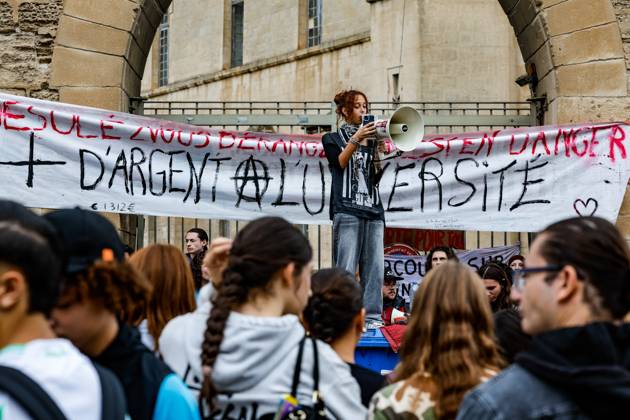 PROTEST BY HIGH SCHOOL AND COLLEGE STUDENTS IN FRONT OF THE UNIVERSITY OF AVIGNON: ACT 4 PHOTO: PQR, LE DAUPHINÉ, Christophe AGOSTINIS, Avignon, October 8, 2026 Avignon, October 8, 2026 High school students’ anger: Act 4 High school and college students gathered in front of the University of Avignon and blocked the entrance. Photo by Christophe Agostinis, Le Dauphiné Libéré. France. Fires have broken out at several schools in France as students protest by blocking access to educational institutions nationwide over school funding and learning conditions. Avignon, Vaucluse, Provence-Alpes-Côte d’Azur, France  Copyright: xPHOTOPQR LExDAUPHINE MAXPPPxChristophexAGOSTINISx 20261008JDL9387 20261008JDL9392