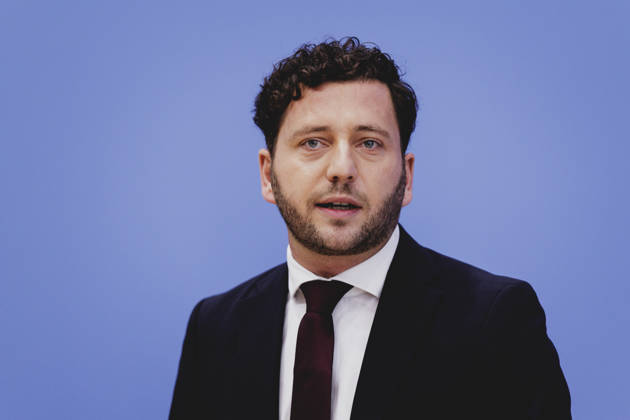 Felix Banaszak, Co-Vorsitzender von Buendnis 90 Die Gruenen, aufgenommen im Rahmen der Pressekonferenz zur Vorstellung des Leitantrages Unser Plan fuer Deutschland Berlin, 08.10.2026. Berlin Deutschland Copyright: xFlorianxGaertnerx