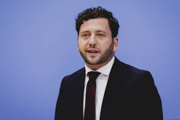 Felix Banaszak, Co-Vorsitzender von Buendnis 90 Die Gruenen, aufgenommen im Rahmen der Pressekonferenz zur Vorstellung des Leitantrages Unser Plan fuer Deutschland Berlin, 08.10.2026. Berlin Deutschland Copyright: xFlorianxGaertnerx