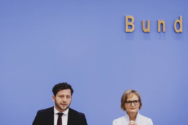 (R-L) Franziska Brantner, Co-Vorsitzende von Buendnis 90 Die Gruenen, und Felix Banaszak, Co-Vorsitzender von Buendnis 90 Die Gruenen, aufgenommen im Rahmen der Pressekonferenz zur Vorstellung des Leitantrages Unser Plan fuer Deutschland Berlin, 08.10.2026. Berlin Deutschland Copyright: xFlorianxGaertnerx