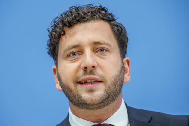 Franziska Brantner, Bundesvorsitzende von Buendnis 90 Die Gruenen und Felix Banaszak, Bundesvorsitzender von Buendnis 90 Die Gruenen im Haus der Bundespressekonferenz Vorstellung des Leitantrages Unser Plan fuer Deutschland Franziska Brantner, Bundesvorsitzende von Buendnis 90 Die Gruenen und Felix Banaszak, Bundesvorsitzender von Buendnis 90 Die Gruenen im Haus der Bundespressekonferenz am 08.10.2026 in Berlin. Felix Banaszak spricht zu den Anwesenden. Berlin Berlin Deutschland Haus der Bundespressekonferenz