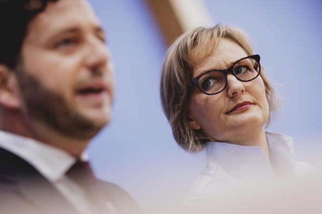 (R-L) Franziska Brantner, Co-Vorsitzende von Buendnis 90 Die Gruenen, und Felix Banaszak, Co-Vorsitzender von Buendnis 90 Die Gruenen, aufgenommen im Rahmen der Pressekonferenz zur Vorstellung des Leitantrages Unser Plan fuer Deutschland Berlin, 08.10.2026. Berlin Deutschland Copyright: xFlorianxGaertnerx