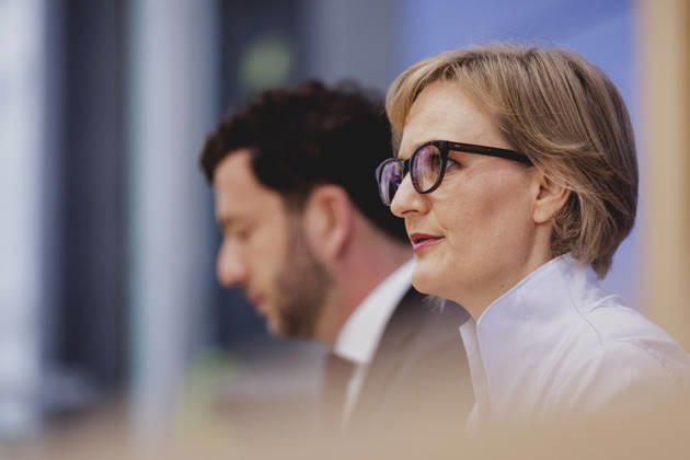 (R-L) Franziska Brantner, Co-Vorsitzende von Buendnis 90 Die Gruenen, und Felix Banaszak, Co-Vorsitzender von Buendnis 90 Die Gruenen, aufgenommen im Rahmen der Pressekonferenz zur Vorstellung des Leitantrages Unser Plan fuer Deutschland Berlin, 08.10.2026. Berlin Deutschland Copyright: xFlorianxGaertnerx
