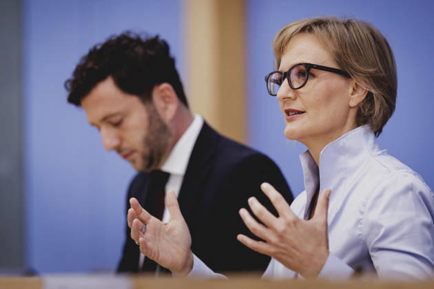 (R-L) Franziska Brantner, Co-Vorsitzende von Buendnis 90 Die Gruenen, und Felix Banaszak, Co-Vorsitzender von Buendnis 90 Die Gruenen, aufgenommen im Rahmen der Pressekonferenz zur Vorstellung des Leitantrages Unser Plan fuer Deutschland Berlin, 08.10.2026. Berlin Deutschland Copyright: xFlorianxGaertnerx