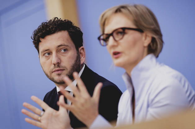 (R-L) Franziska Brantner, Co-Vorsitzende von Buendnis 90 Die Gruenen, und Felix Banaszak, Co-Vorsitzender von Buendnis 90 Die Gruenen, aufgenommen im Rahmen der Pressekonferenz zur Vorstellung des Leitantrages Unser Plan fuer Deutschland Berlin, 08.10.2026. Berlin Deutschland Copyright: xFlorianxGaertnerx