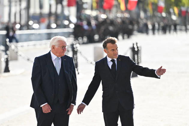 President Emmanuel Macron and Frank-Walter Steinmeier, President of Germany, at a ceremony at the Arc de Triomphe in Paris on October 8, 2026, in honor of the state visit of the President of Germany and his wife to France. Christian Liewig Bestimage President Emmanuel Macron and his wife Brigitte Macron welcome Frank-Walter Steinmeier, President of Germany, and his wife, Elke Büdenbender, for a ceremony at the Arc de Triomphe in Paris on October 8, 2026, Paris, France Copyright: xChristianxLiewigx xBestimagexChristianxLiewigx xBestimagex