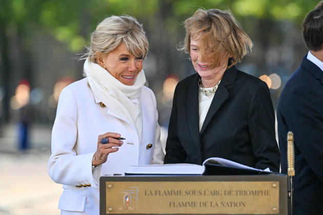 Brigitte Macron and Elke Büdenbender at a ceremony at the Arc de Triomphe in Paris on October 8, 2026, in honor of the state visit to France by the President of Germany and his wife. Christian Liewig, Bestimage. President Emmanuel Macron and his wife Brigitte Macron welcome Frank-Walter Steinmeier, President of Germany, and his wife, Elke Büdenbender, for a ceremony at the Arc de Triomphe in Paris on October 8, 2026, Paris, France Copyright: xChristianxLiewigx xBestimagexChristianxLiewigx xBestimagex