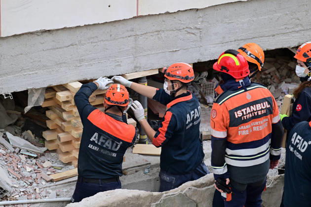 Partial collapse occurs in 7-story building in Istanbul s Maltepe district ISTANBUL, TURKIYE - OCTOBER 8: Search and rescue personnel, including firefighters, AFAD, UMKE, and police teams, operate at the site of a partial building collapse in the Cevizli neighborhood of Maltepe district, Istanbul, Turkiye on October 8, 2026. Trapped residents on the unaffected upper floors were evacuated while emergency teams initiated search and rescue efforts beneath the collapsed lower levels. Ten people were rescued alive from the rubble, while officials confirmed two fatalities as of late morning. Serhat Cagdas Anadolu Istanbul Turkey. Editorial use only. Please get in touch for any other usage. Copyright: x2026xAnadoluxSerhatxCagdasx