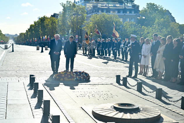 Frank Walter Steinmeier, President of Germany, and President Emmanuel Macron during a ceremony at the Arc de Triomphe in Paris on October 8, 2026, in honor of the state visit of the President of Germany and his wife to France. Christian Liewig Bestimage President Emmanuel Macron and his wife Brigitte Macron welcome Frank Walter Steinmeier, President of Germany, and his wife, Elke Büdenbender, for a ceremony at the Arc de Triomphe in Paris on October 8, 2026, Paris, France Copyright: xChristianxLiewigx xBestimagexChristianxLiewigx xBestimagex