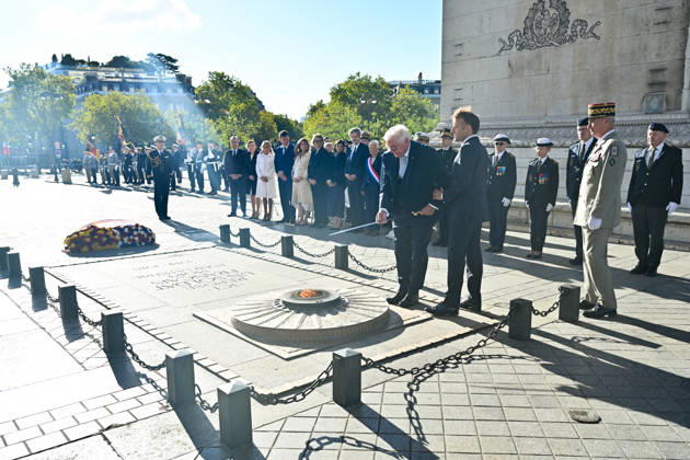 Frank Walter Steinmeier, President of Germany, and President Emmanuel Macron during a ceremony at the Arc de Triomphe in Paris on October 8, 2026, in honor of the state visit of the President of Germany and his wife to France. Christian Liewig Bestimage President Emmanuel Macron and his wife Brigitte Macron welcome Frank Walter Steinmeier, President of Germany, and his wife, Elke Büdenbender, for a ceremony at the Arc de Triomphe in Paris on October 8, 2026, Paris, France Copyright: xChristianxLiewigx xBestimagexChristianxLiewigx xBestimagex