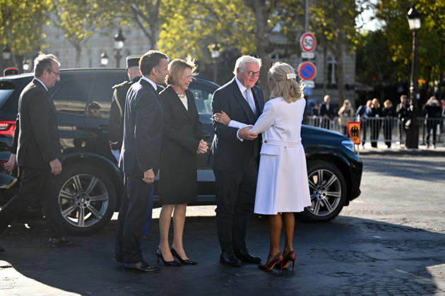 President Emmanuel Macron, Brigitte Macron, Frank-Walter Steinmeier, President of Germany, Elke Büdenbender at a ceremony at the Arc de Triomphe in Paris on October 8, 2026, in honor of the state visit of the President of Germany and his wife to France. Christian Liewig Bestimage President Emmanuel Macron and his wife Brigitte Macron welcome Frank-Walter Steinmeier, President of Germany, and his wife Elke Büdenbender for a ceremony at the Arc de Triomphe in Paris on October 8, 2026, Paris, France Copyright: xChristianxLiewigx xBestimagexChristianxLiewigx xBestimagex