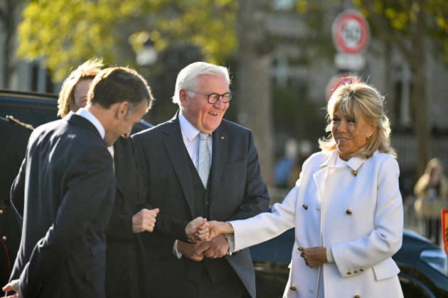 President Emmanuel Macron, Brigitte Macron, Frank-Walter Steinmeier, President of Germany, Elke Büdenbender at a ceremony at the Arc de Triomphe in Paris on October 8, 2026, in honor of the state visit of the President of Germany and his wife to France. Christian Liewig Bestimage President Emmanuel Macron and his wife Brigitte Macron welcome Frank-Walter Steinmeier, President of Germany, and his wife Elke Büdenbender for a ceremony at the Arc de Triomphe in Paris on October 8, 2026, Paris, France Copyright: xChristianxLiewigx xBestimagexChristianxLiewigx xBestimagex