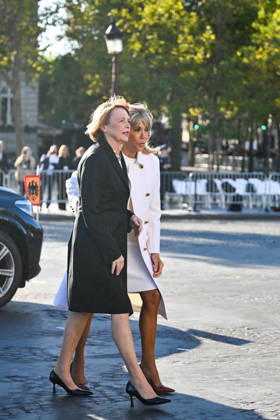 Elke Büdenbender and Brigitte Macron at a ceremony at the Arc de Triomphe in Paris on October 8, 2026, in honor of the state visit to France by the President of Germany and his wife. Christian Liewig, Bestimage. President Emmanuel Macron and his wife Brigitte Macron welcome Frank-Walter Steinmeier, President of Germany, and his wife Elke Büdenbender for a ceremony at the Arc de Triomphe in Paris on October 8, 2026, Paris, France  Copyright: xChristianxLiewigx xBestimagexChristianxLiewigx xBestimagex