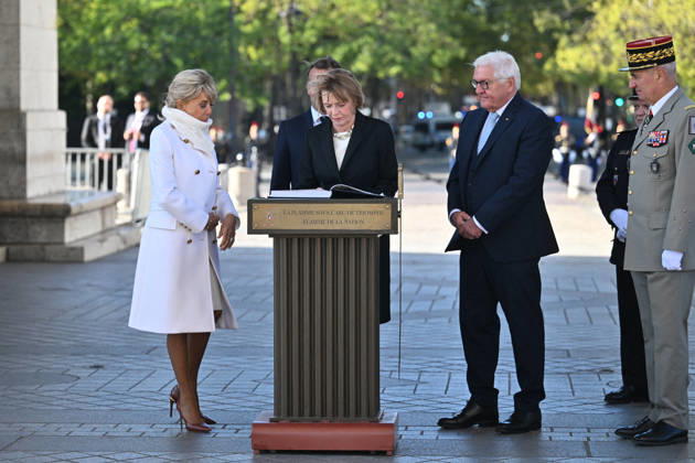 President Emmanuel Macron, Brigitte Macron, Frank-Walter Steinmeier, President of Germany, Elke Büdenbender at a ceremony at the Arc de Triomphe in Paris on October 8, 2026, in honor of the state visit of the President of Germany and his wife to France. Christian Liewig Bestimage President Emmanuel Macron and his wife Brigitte Macron welcome Frank-Walter Steinmeier, President of Germany, and his wife Elke Büdenbender for a ceremony at the Arc de Triomphe in Paris on October 8, 2026, Paris, France Copyright: xChristianxLiewigx xBestimagexChristianxLiewigx xBestimagex