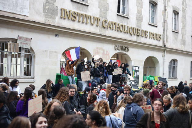 Catholic Institute of Paris Blockade - Paris Students blocking campus of Catholic Institute of Paris ( Institut Catholique de Paris ) in Paris, on October 8, 2026 as they continue their protest to demand the hiring of substitute teachers, increased resources, and decent learning conditions. Photo by Raphael Lafargue ABACAPRESS.COM Paris Ile-de-France France  Copyright: xLafarguexRaphael ABACAx