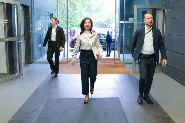 Bundespressekonferenz, Vorstellung der Herbstprojektion 2026 durch Wirtschaftsministerin Reiche Wirtschaftsministerin Katherina Reiche mit Mappe unter dem Arm auf dem Weg zur Pressekonferenz bei der Vorstellung der Herbstprojektion 2026 der Bundesregierung in der Bundespressekonferenz, Berlin, 08.10.2026 Berlin Berlin Deutschland