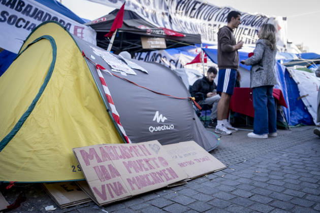 Protesters at Sol Square Stand by Their Demands for Housing Housing Protest at Puerta del Sol, October 8, 2026, in Madrid, Spain. The encampment at Sol has spilled over into the square, and the protesters are maintaining their demands against evictions and exorbitant rents. The Official State Gazette (BOE) published yesterday, October 7, the new version of the housing and rent decrees that the Council of Ministers approved the previous day OCTOBER 8, 2026 A Pé Madrid, Madrid, Spain Copyright: xA.xPÃ rezxMecax 7828147