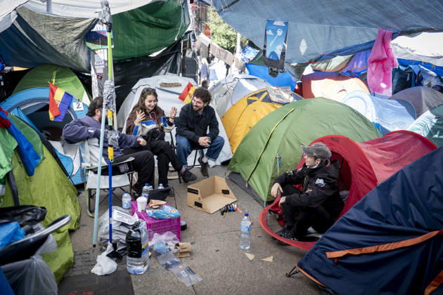 Protesters at Sol Square Stand by Their Demands for Housing Housing Protest at Puerta del Sol, October 8, 2026, in Madrid, Spain. The encampment at Sol has spilled over into the square, and the protesters are maintaining their demands against evictions and exorbitant rents. The Official State Gazette (BOE) published yesterday, October 7, the new version of the housing and rent decrees that the Council of Ministers approved the previous day OCTOBER 8, 2026 A Pé Madrid, Madrid, Spain Copyright: xA.xPÃ rezxMecax 7828149