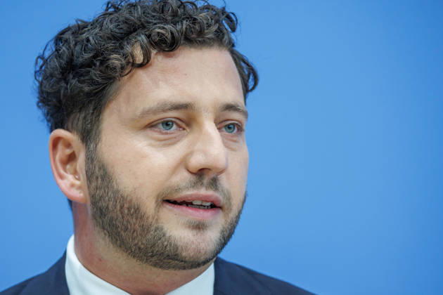 Franziska Brantner, Bundesvorsitzende von Buendnis 90 Die Gruenen und Felix Banaszak, Bundesvorsitzender von Buendnis 90 Die Gruenen im Haus der Bundespressekonferenz Vorstellung des Leitantrages Unser Plan fuer Deutschland Franziska Brantner, Bundesvorsitzende von Buendnis 90 Die Gruenen und Felix Banaszak, Bundesvorsitzender von Buendnis 90 Die Gruenen im Haus der Bundespressekonferenz am 08.10.2026 in Berlin. Felix Banaszak spricht zu den Anwesenden. Berlin Berlin Deutschland Haus der Bundespressekonferenz
