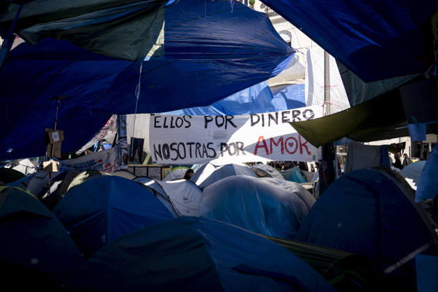 Protesters at Sol Square Stand by Their Demands for Housing Housing Protest at Puerta del Sol, October 8, 2026, in Madrid, Spain. The encampment at Sol has spilled over into the square, and the protesters are maintaining their demands against evictions and exorbitant rents. The Official State Gazette (BOE) published yesterday, October 7, the new version of the housing and rent decrees that the Council of Ministers approved the previous day OCTOBER 8, 2026 A Pé Madrid, Madrid, Spain Copyright: xA.xPÃ rezxMecax 7828156