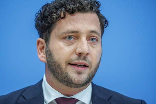 Franziska Brantner, Bundesvorsitzende von Buendnis 90 Die Gruenen und Felix Banaszak, Bundesvorsitzender von Buendnis 90 Die Gruenen im Haus der Bundespressekonferenz Vorstellung des Leitantrages Unser Plan fuer Deutschland Franziska Brantner, Bundesvorsitzende von Buendnis 90 Die Gruenen und Felix Banaszak, Bundesvorsitzender von Buendnis 90 Die Gruenen im Haus der Bundespressekonferenz am 08.10.2026 in Berlin. Felix Banaszak spricht zu den Anwesenden. Berlin Berlin Deutschland Haus der Bundespressekonferenz