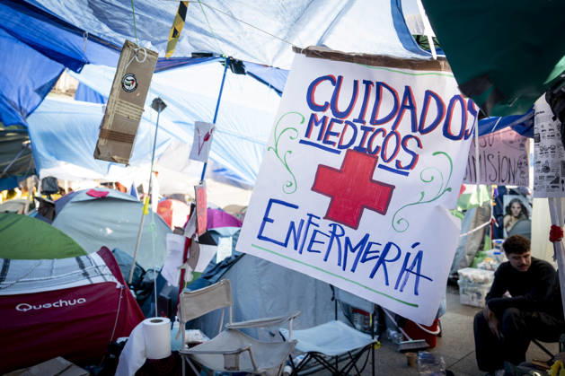 Protesters at Sol Square maintain their demands regarding housing. A banner reading Medical care, nursing during the housing protest at Puerta del Sol on October 8, 2026, in Madrid, Spain. The encampment at Sol has spilled over into the square, and the protesters are maintaining their demands against evictions and exorbitant rents. The Official State Gazette (BOE) published yesterday, October 7, the new version of the housing and rent decrees that the Council of Ministers had approved the previous day OCTOBER 8, 2026 A Pé Madrid, Madrid, Spain Copyright: xA.xPÃ rezxMecax 7828163