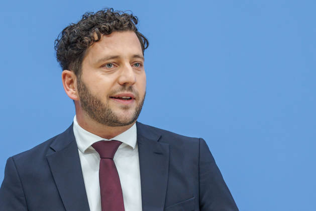 Franziska Brantner, Bundesvorsitzende von Buendnis 90 Die Gruenen und Felix Banaszak, Bundesvorsitzender von Buendnis 90 Die Gruenen im Haus der Bundespressekonferenz Vorstellung des Leitantrages Unser Plan fuer Deutschland Franziska Brantner, Bundesvorsitzende von Buendnis 90 Die Gruenen und Felix Banaszak, Bundesvorsitzender von Buendnis 90 Die Gruenen im Haus der Bundespressekonferenz am 08.10.2026 in Berlin. Felix Banaszak spricht zu den Anwesenden. Berlin Berlin Deutschland Haus der Bundespressekonferenz