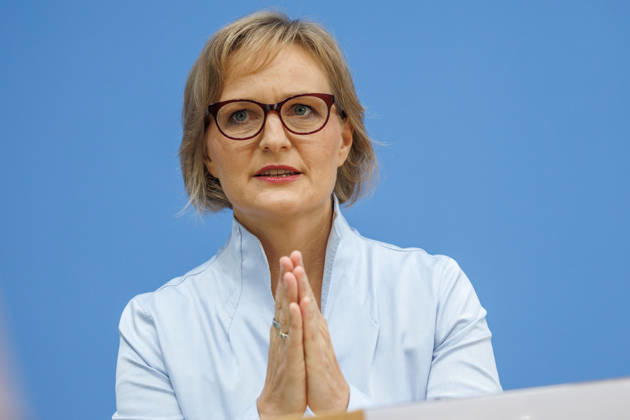 Franziska Brantner, Bundesvorsitzende von Buendnis 90 Die Gruenen und Felix Banaszak, Bundesvorsitzender von Buendnis 90 Die Gruenen im Haus der Bundespressekonferenz Vorstellung des Leitantrages Unser Plan fuer Deutschland Franziska Brantner, Bundesvorsitzende von Buendnis 90 Die Gruenen und Felix Banaszak, Bundesvorsitzender von Buendnis 90 Die Gruenen im Haus der Bundespressekonferenz am 08.10.2026 in Berlin. Franziska Brantner spricht zu den Anwesenden. Berlin Berlin Deutschland Haus der Bundespressekonferenz
