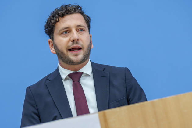 Franziska Brantner, Bundesvorsitzende von Buendnis 90 Die Gruenen und Felix Banaszak, Bundesvorsitzender von Buendnis 90 Die Gruenen im Haus der Bundespressekonferenz Vorstellung des Leitantrages Unser Plan fuer Deutschland Franziska Brantner, Bundesvorsitzende von Buendnis 90 Die Gruenen und Felix Banaszak, Bundesvorsitzender von Buendnis 90 Die Gruenen im Haus der Bundespressekonferenz am 08.10.2026 in Berlin. Felix Banaszak spricht zu den Anwesenden. Berlin Berlin Deutschland Haus der Bundespressekonferenz