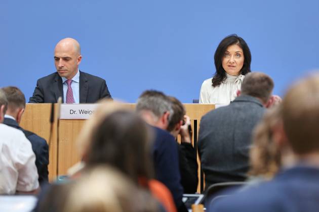 Berlin, Deutschland, 08.10.2026: Bundespressekonferenz: Vorstellung der Herbstprojektion 2026 der Bundesregierung: Benjamin Weigert und Bundesministerin für Wirtschaft und Energie Katherina Reiche (CDU) Copyright: xdtsxNachrichtenagenturx dts_137565