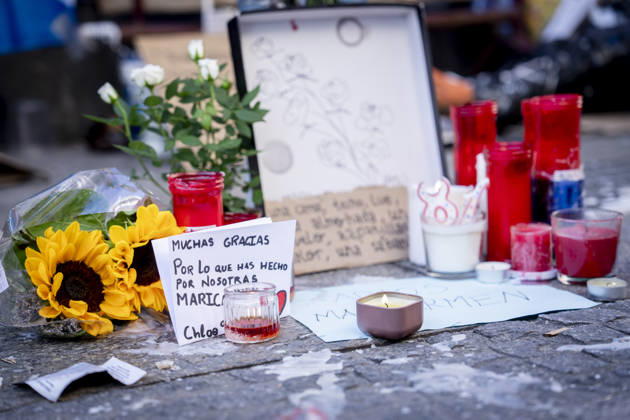 Protesters at Sol Square Stand by Their Demands for Affordable Housing Flowers and candles in tribute to Maricarmen Abascal during the housing protest at Puerta del Sol on October 8, 2026, in Madrid, Spain. The encampment at Sol has spilled over into the square, and the protesters are maintaining their demands against evictions and exorbitant rents. The Official State Gazette (BOE) published yesterday, October 7, the new version of the housing and rent decrees that the Council of Ministers approved the previous day OCTOBER 8, 2026 A Pé Madrid, Madrid, Spain  Copyright: xA.xPÃ rezxMecax 7828177