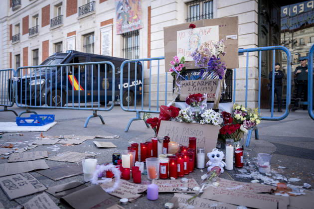 Protesters at Sol Square Stand by Their Demands for Affordable Housing Flowers and candles in tribute to Maricarmen Abascal during the housing protest at Puerta del Sol on October 8, 2026, in Madrid, Spain. The encampment at Sol has spilled over into the square, and the protesters are maintaining their demands against evictions and exorbitant rents. The Official State Gazette (BOE) published yesterday, October 7, the new version of the housing and rent decrees that the Council of Ministers approved the previous day OCTOBER 8, 2026 A Pé Madrid, Madrid, Spain  Copyright: xA.xPÃ rezxMecax 7828180