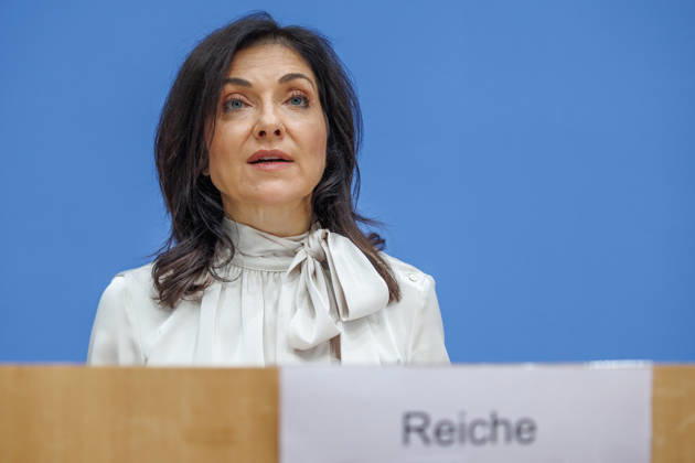 Bundesministerin fuer Wirtschaft und Energie Katherina Reiche und Dr. Benjamin Weigert, Abteilungsleiter Wirtschaft, im Haus der Bundespressekonferenz Vorstellung der Herbstprojektion 2026 der Bundesregierung, Bundesministerin fuer Wirtschaft und Energie Katherina Reiche und Dr. Benjamin Weigert, Abteilungsleiter Wirtschaft, im Haus der Bundespressekonferenz am 08.10.2026 in Berlin. Katherina Reiche spricht zu den Anwesenden. Berlin Berlin Deutschland Haus der Bundespressekonferenz
