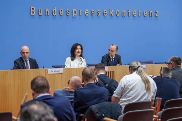 Bundesministerin fuer Wirtschaft und Energie Katherina Reiche und Dr. Benjamin Weigert, Abteilungsleiter Wirtschaft, im Haus der Bundespressekonferenz Vorstellung der Herbstprojektion 2026 der Bundesregierung, Bundesministerin fuer Wirtschaft und Energie Katherina Reiche und Dr. Benjamin Weigert, Abteilungsleiter Wirtschaft, im Haus der Bundespressekonferenz am 08.10.2026 in Berlin. Katherina Reiche spricht zu den Anwesenden. Berlin Berlin Deutschland Haus der Bundespressekonferenz