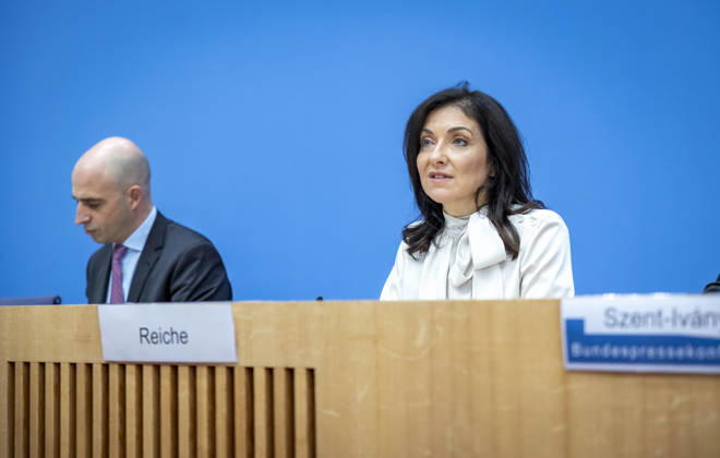 Katherina Reiche, Bundesministerin fuer Wirtschaft und Energie, stellt die Herbstprojektion 2026 der Bundesregierung im Rahmen einer Bundespressekonferenz vor, in Berlin, 08.10.2026. Berlin Deutschland Copyright: xYonaxElsnerx